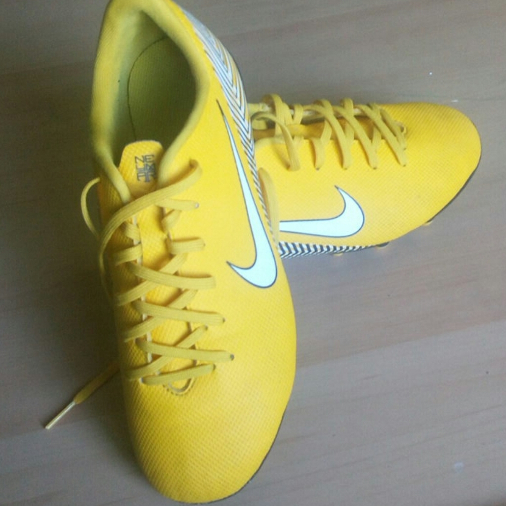 Soccer shoes